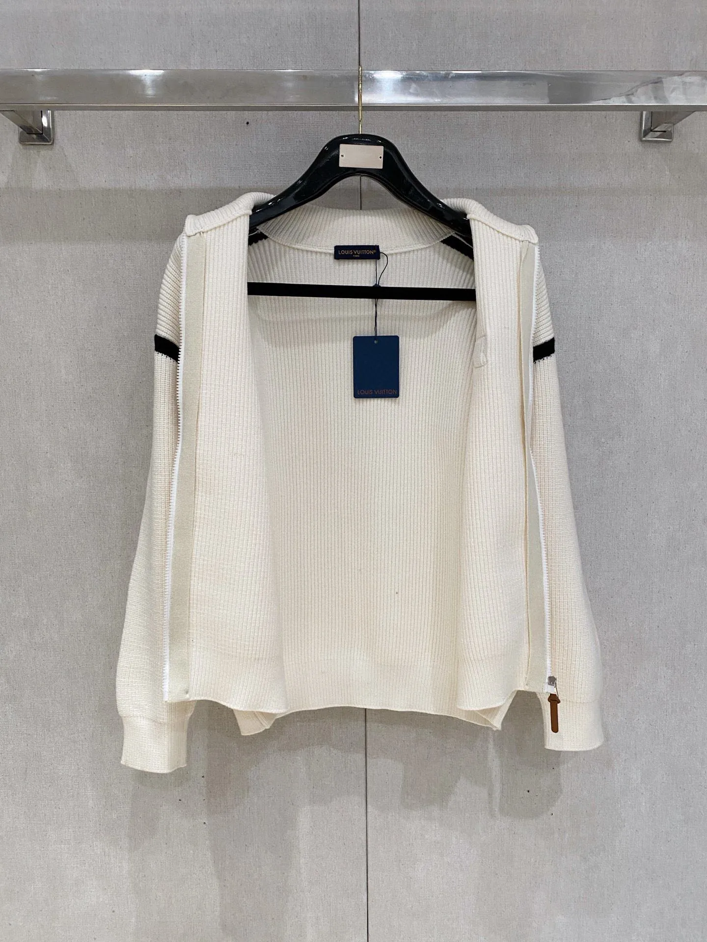 🅿️540 【LV Louis Vuitton】Autumn and winter classic cardigan sweater, in full condition! ! ! Wool blended fabric, the latest model in 2025, golden ratio! ! Slim-fitting soft gold, versatile and practical item, the combination and practicality are extremely powerful, simple and elegant, and classy! To create your own style, it is highly recommended to buy it in two colors. The standard slim fit tailoring process is suitable for both young and old men. It is knitted from wool and will not cause any discomfort! While keeping warm, it is stylish, textured and wearable, and the classic logo with contrasting colors on the chest feels in place! ! Recommended for regular customers! ! Size M-3XL (maximum wear: 190 pounds)